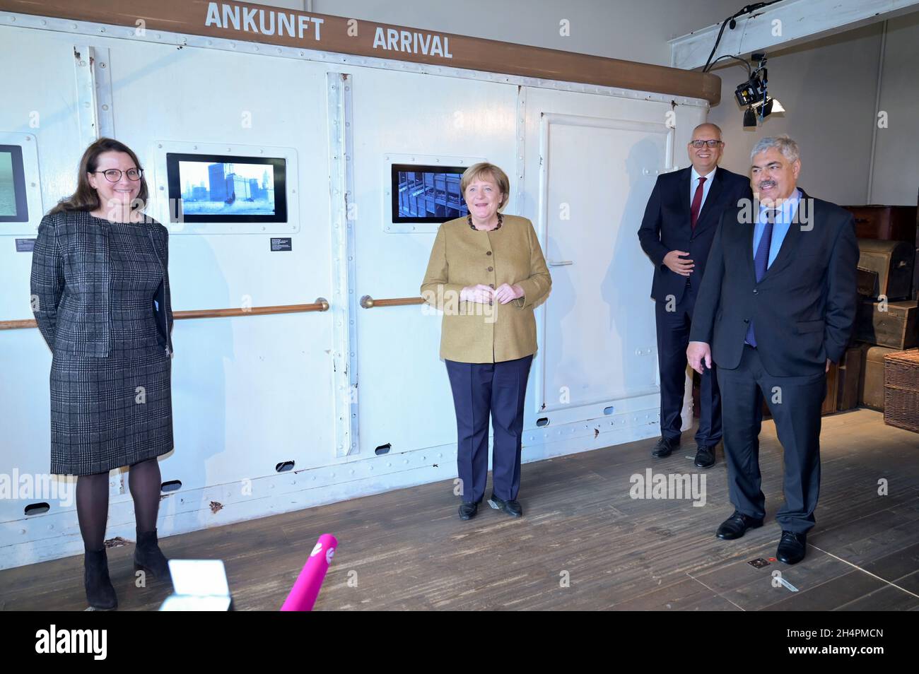 Bremerhaven, Germany. 04th Nov, 2021. The outgoing German Chancellor Angela Merkel (CDU, 2nd from left) stands in the Migration Museum Deutsches Auswandererhaus next to Director Simone Blaschka (l), Andreas Bovenschulte (2nd from right), Mayor of Bremen, and Melf Grantz (r), Lord Mayor of Bremerhaven. The outgoing German Chancellor has arrived in Bremerhaven for her farewell visit. Credit: Fabian Bimmer/Reuters Pool X02840/dpa/Alamy Live News Stock Photo