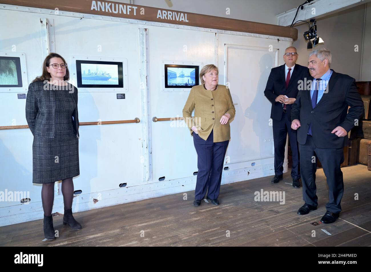 Bremerhaven, Germany. 04th Nov, 2021. The outgoing German Chancellor Angela Merkel (CDU, 2nd from left) stands in the Migration Museum Deutsches Auswandererhaus next to Director Simone Blaschka (l), Andreas Bovenschulte (2nd from right), Mayor of Bremen, and Melf Grantz (r), Lord Mayor of Bremerhaven. The outgoing German Chancellor has arrived in Bremerhaven for her farewell visit. Credit: Fabian Bimmer/Reuters Pool X02840/dpa/Alamy Live News Stock Photo