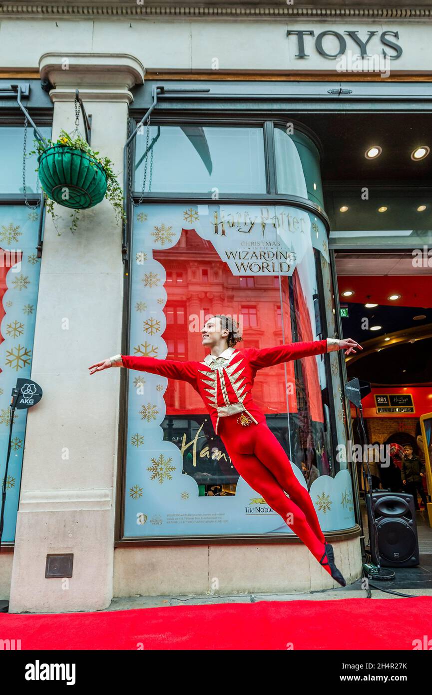 London, UK. 4th Nov, 2021. Dancers from Pineapple Studios perform as ...