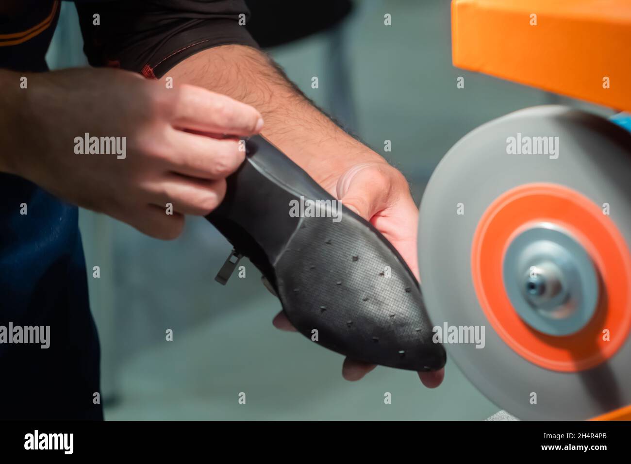 Shoemakerusing shoe polish machine for polishing leather women footwear