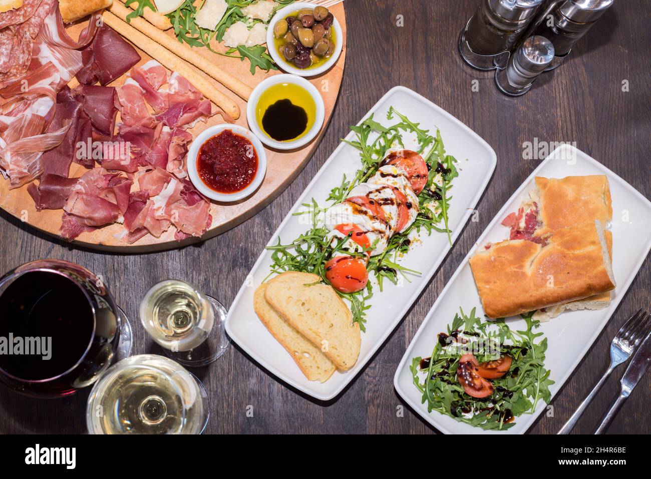 Sheffield, 29 Jan 2018 – Cold meat and cheese sharing platter, mozarella starter, focaccia sandwich and selected red and white wines at Veeno Stock Photo