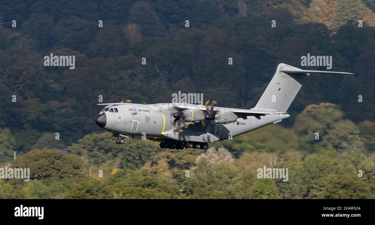 RAF A400M Atlas ZM418, practice missed approaches at Welshpool Airport Stock Photo