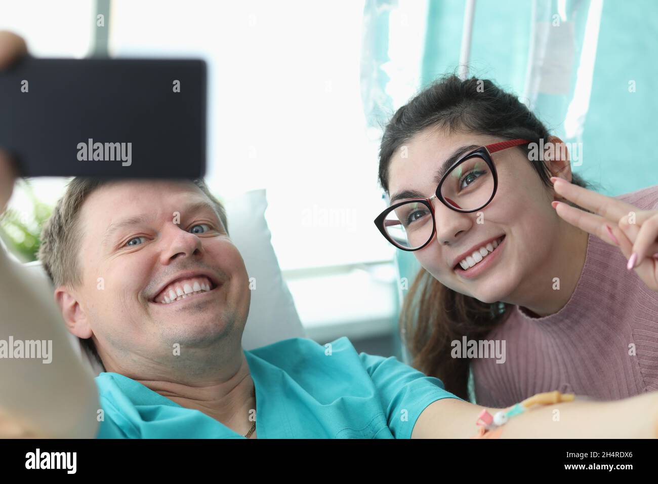 Sick patient couple hospital doctor hi-res stock photography and images ...