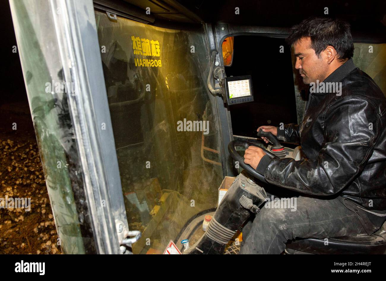 (211104) -- XAYAR, Nov. 4, 2021 (Xinhua) -- Amar Aziz drives a cotton ...