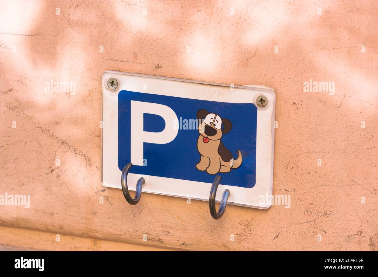 Graphic signal indicating the place to tie dogs to avoid leaving them ...