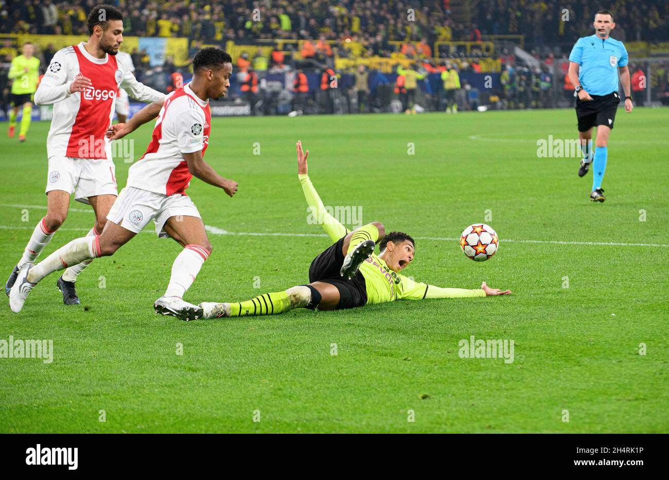 Dortmund, Deutschland. 03rd Nov, 2021. Noussair MAZRAOUI l. (Ajax) fouls Jude BELLINGHAM r. (DO) in the penalty area after VAR gives it penalty, action, duels, Jurrien TIMBER (Ajax) Soccer Champions League, preliminary round 4th matchday, Borussia Dortmund (DO) - Ajax Amsterdam, on 03.11.2021 in Dortmund/Germany. Â Credit: dpa/Alamy Live News Stock Photo