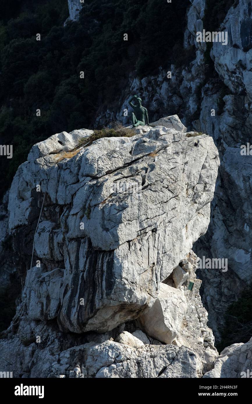 Every day the statue of the scugnizzo Gennarino welcomes tourists and  vacationers who land on the island of Capri from his rock of Lo Capo, Gulf  of Na Stock Photo - Alamy