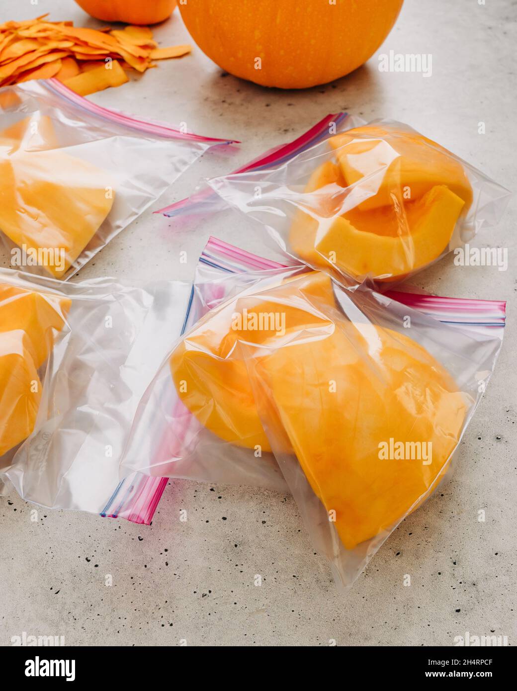 https://c8.alamy.com/comp/2H4RPCF/fresh-raw-peeled-pumpkin-slices-in-zip-lock-bags-close-up-ready-to-be-frozen-2H4RPCF.jpg