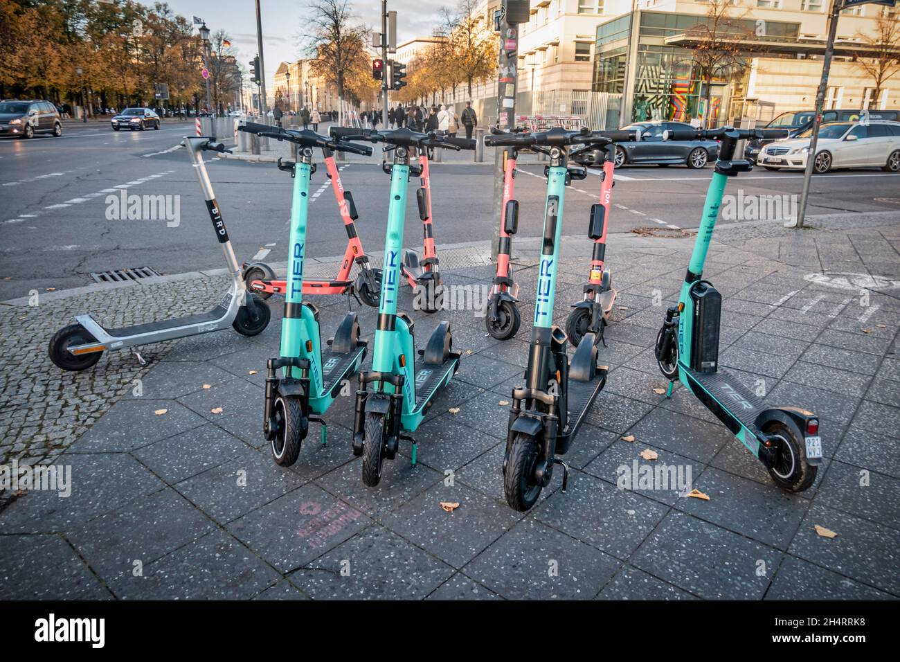 E-Roller vor der amerikanischen Botschaft in Berlin. Behinderung der Fußgänger,  ; E-scooter in front of american embassy in Berlin Tiergarten, German Stock Photo