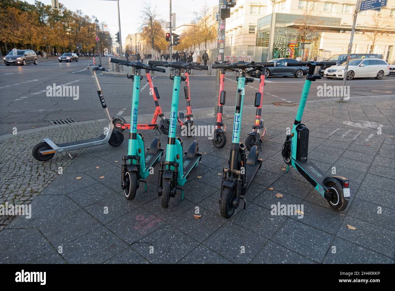 E-Roller vor der amerikanischen Botschaft in Berlin. Behinderung der Fußgaenger,  ; E-scooter in front of american embassy in Berlin Tiergarten, Germa Stock Photo