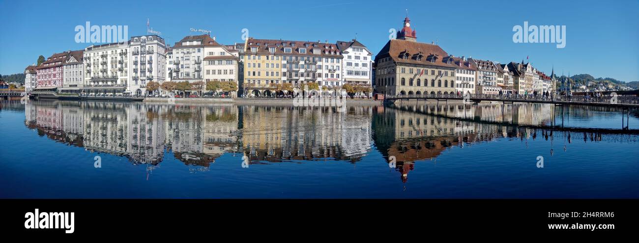 Luzern im Herbst, Fluss Reuss, Altstadt, Spiegelung, Panorama,  Schweiz Stock Photo