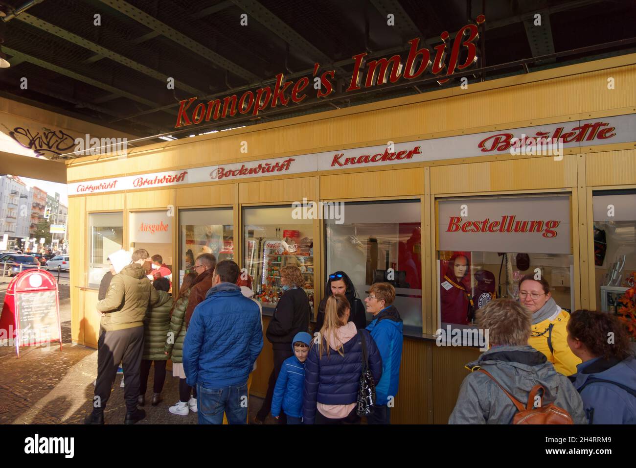 Berlins berühmteste Currywurstbude, Konnopke's Imbiss,  seit 1930, Warteschlange, Prenzlauer Berg, Berlin Stock Photo
