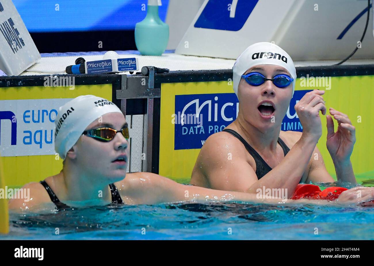 Bir bola boshqa bolaning eshagini yalaydi