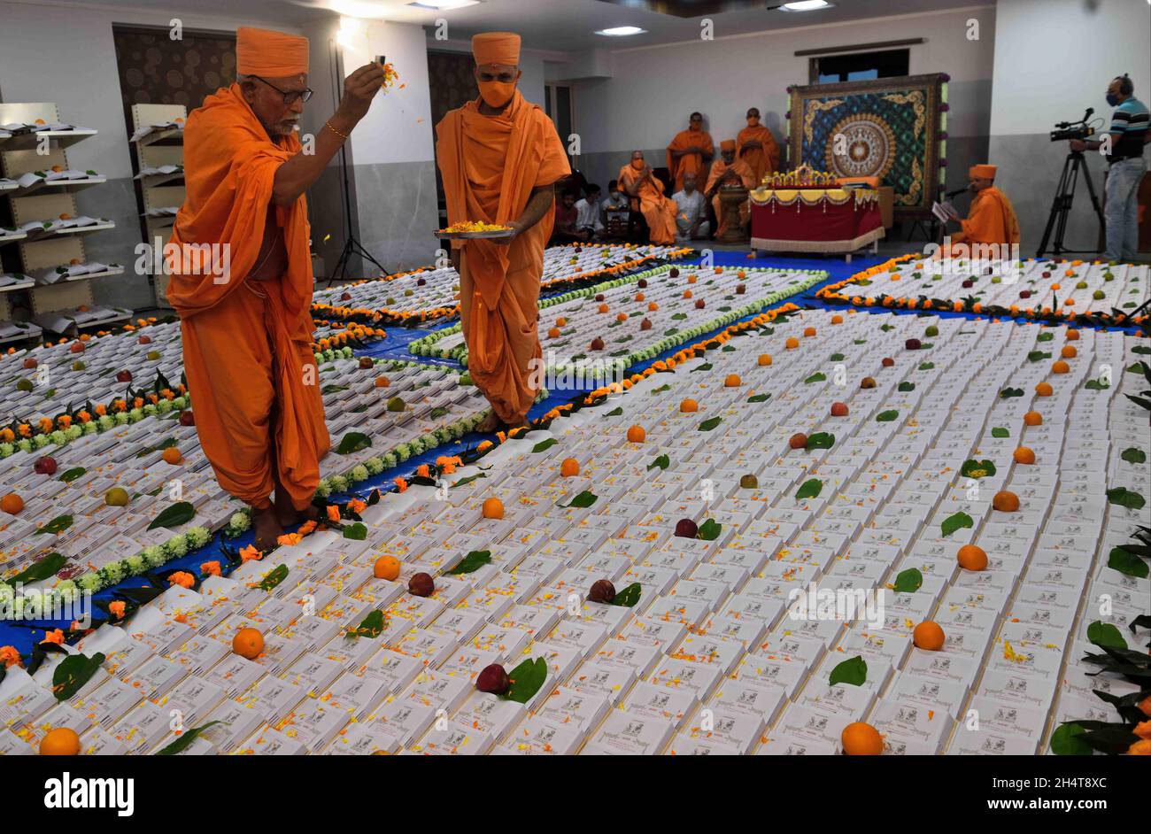 Mumbai, India. 04th Nov, 2021. MUMBAI, INDIA - NOVEMBER 4: Hindu priests perform rituals during Chopda Pujan, worshipping of Book of Accounts on the occasion of Laxmi Puja at Swami Narayan Temple, Dadar on November 4, 2021 in Mumbai, India. (Photo by Satish Bate/Hindustan Times/Sipa USA ) Credit: Sipa USA/Alamy Live News Stock Photo