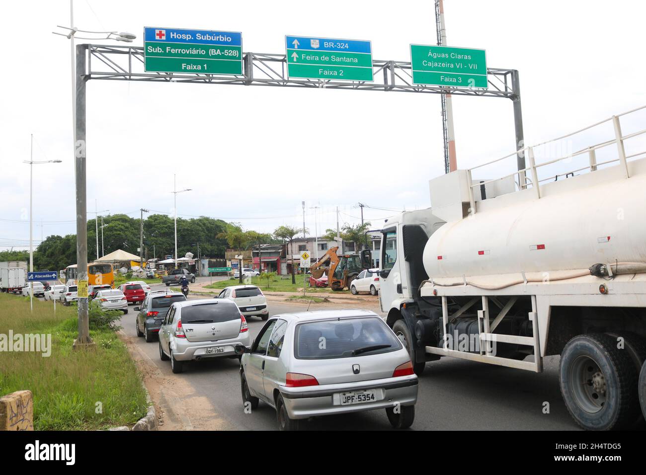Salvador, Brazil. 04th Nov, 2021. Congested traffic, this Thursday afternoon (04), in the Águas Claras junction, exit connection with BR 324 and BA 020 (Derba Road), in Salvador, (BA). Credit: Mauro Akiin Nassor/FotoArena/Alamy Live News Stock Photo