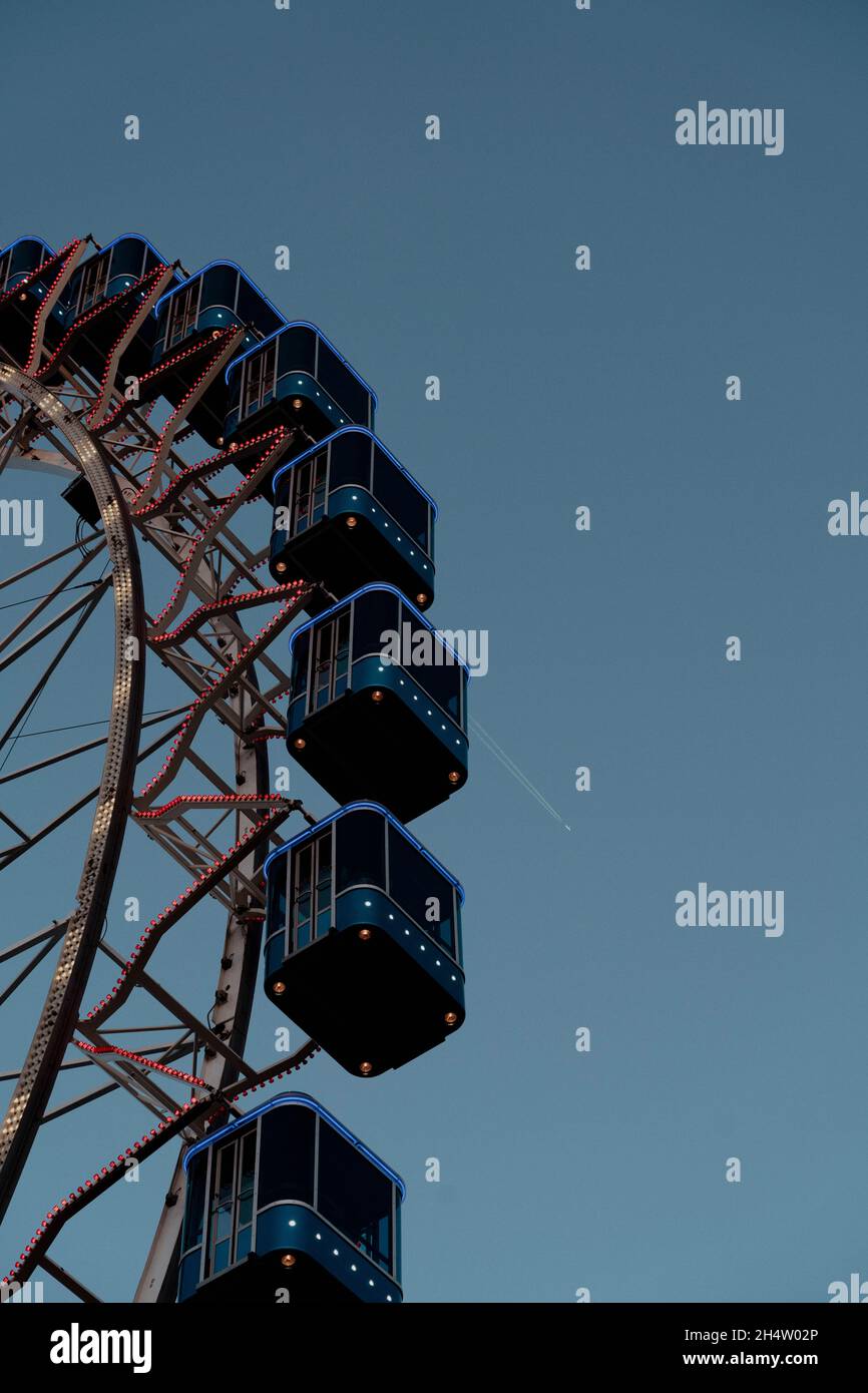 Amusement park couple ferris wheel hi-res stock photography and images ...