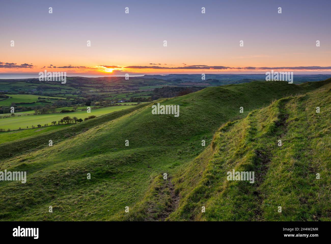 Askerswell, Dorset, UK.  4th November 2021. UK Weather.  Sunset viewed from Eggardon Hill iron age hill fort near Askerswell in Dorset.  Picture Credit: Graham Hunt/Alamy Live News Stock Photo