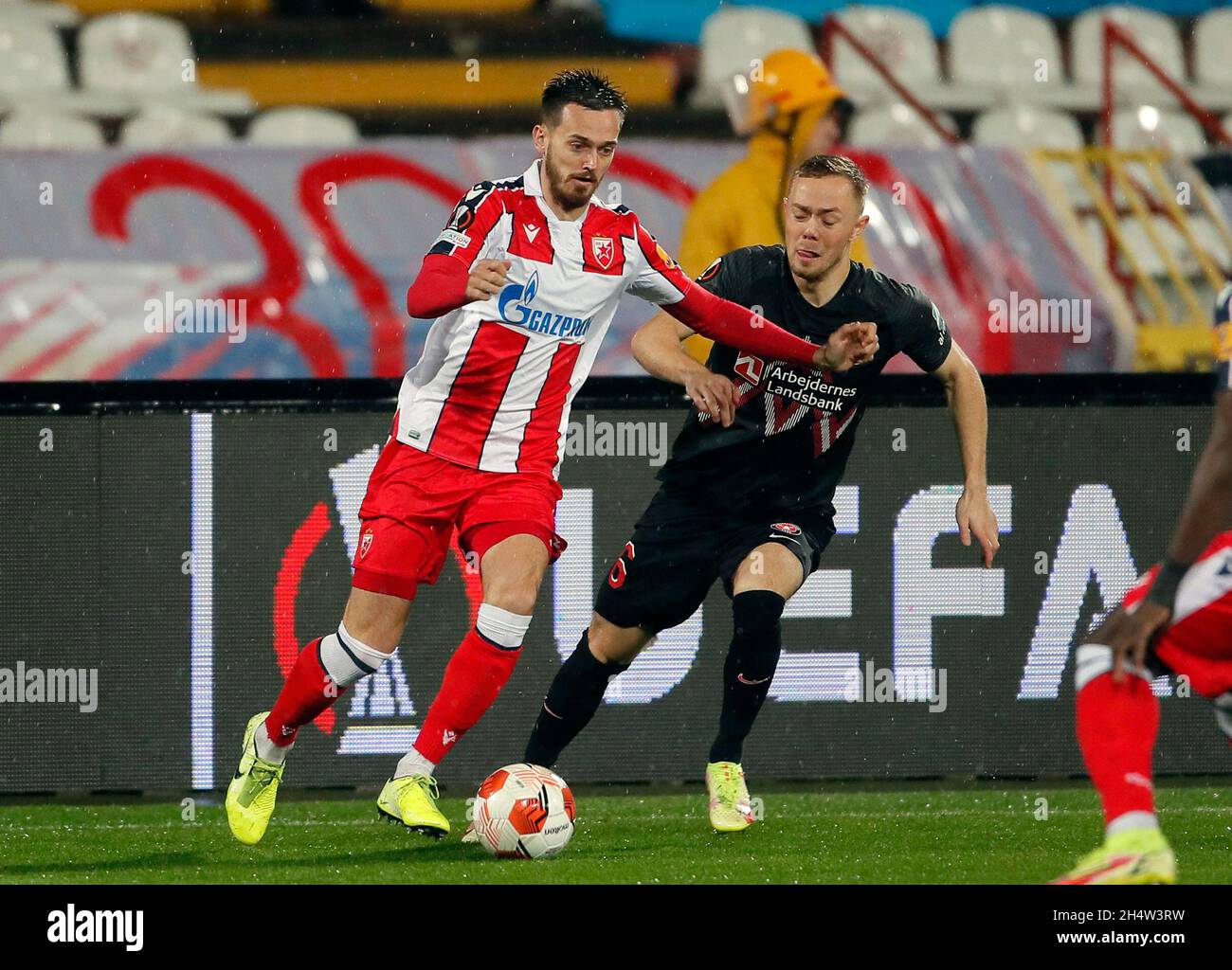 Belgrade. 4th Nov, 2021. Red Star's Mirko Ivanic (L) vies with  Midtjylland's Joel Andersson during the UEFA Europa League Group F football  match between Crvena Zvezda and Midtjylland in Belgrade, Serbia on