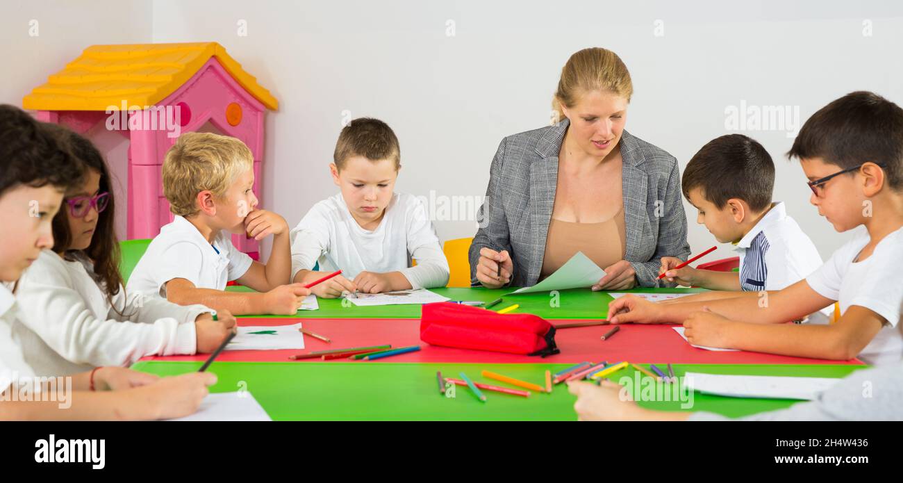 Schoolkids drawing teacher children hi-res stock photography and images ...