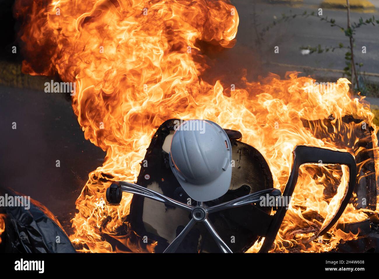 Santiago, Metropolitana, Chile. 4th Nov, 2021. A helmet is burned on a barricade during a protest against the government of Sebastian Pinera in Santiago, Chile. The protests come after the death of a Mapuche person during clashes in the southern region of Bio Bio after the Chilean government declared a state of emergency to reduce violence in that area of southern Chile. (Credit Image: © Matias Basualdo/ZUMA Press Wire) Stock Photo