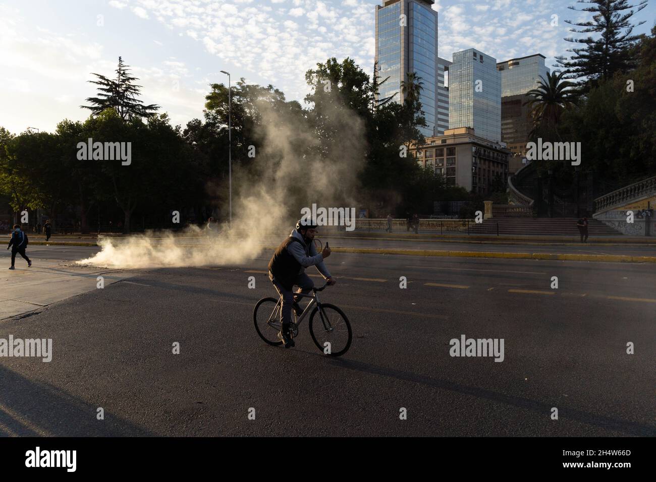 Santiago, Metropolitana, Chile. 4th Nov, 2021. A cyclist passes a barricade during protests against the Sebastian Pinera government in Santiago de Chile. The protests come after the death of a Mapuche person during clashes in the southern region of Bio Bio after the Chilean government declared a state of emergency to reduce violence in that area of southern Chile. (Credit Image: © Matias Basualdo/ZUMA Press Wire) Stock Photo