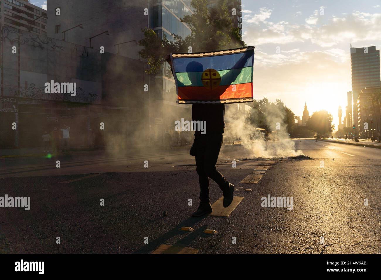 Santiago, Metropolitana, Chile. 4th Nov, 2021. A person passes a barricade with a Mapuche flag during protests against the Sebastian Pinera government in Santiago de Chile. (Credit Image: © Matias Basualdo/ZUMA Press Wire) Stock Photo