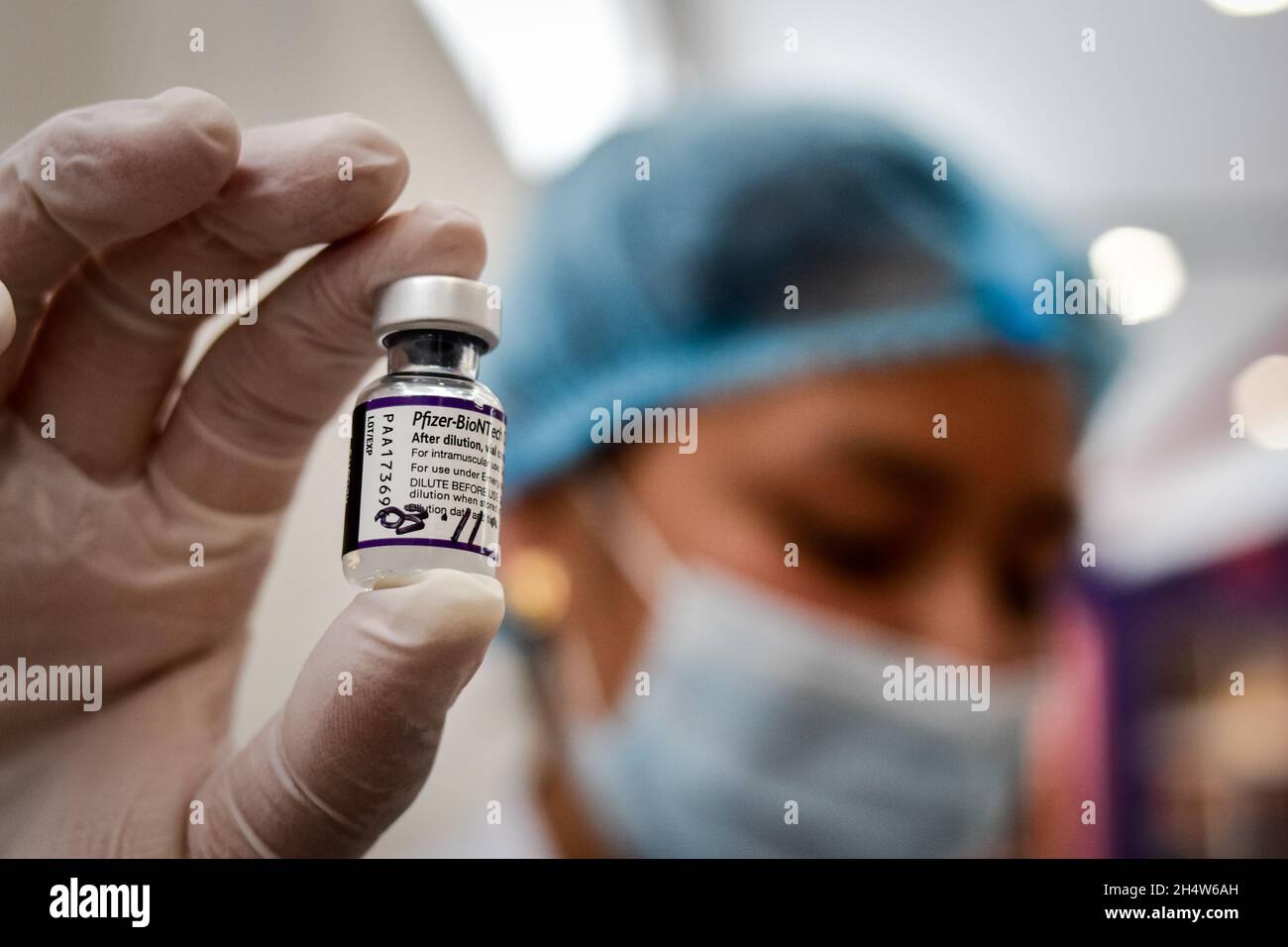 A nurse vaccinator holds a vial of the Pfizer BioNTech COVID-19 Vaccine as the Colombian government begins to vaccinate children between ages 3 to 11 against the Coronavirus disease (COVID-19) with the China's SINOVAC vaccine, in Ipiales - Nariño, Colombia on November 3, 2021. Stock Photo