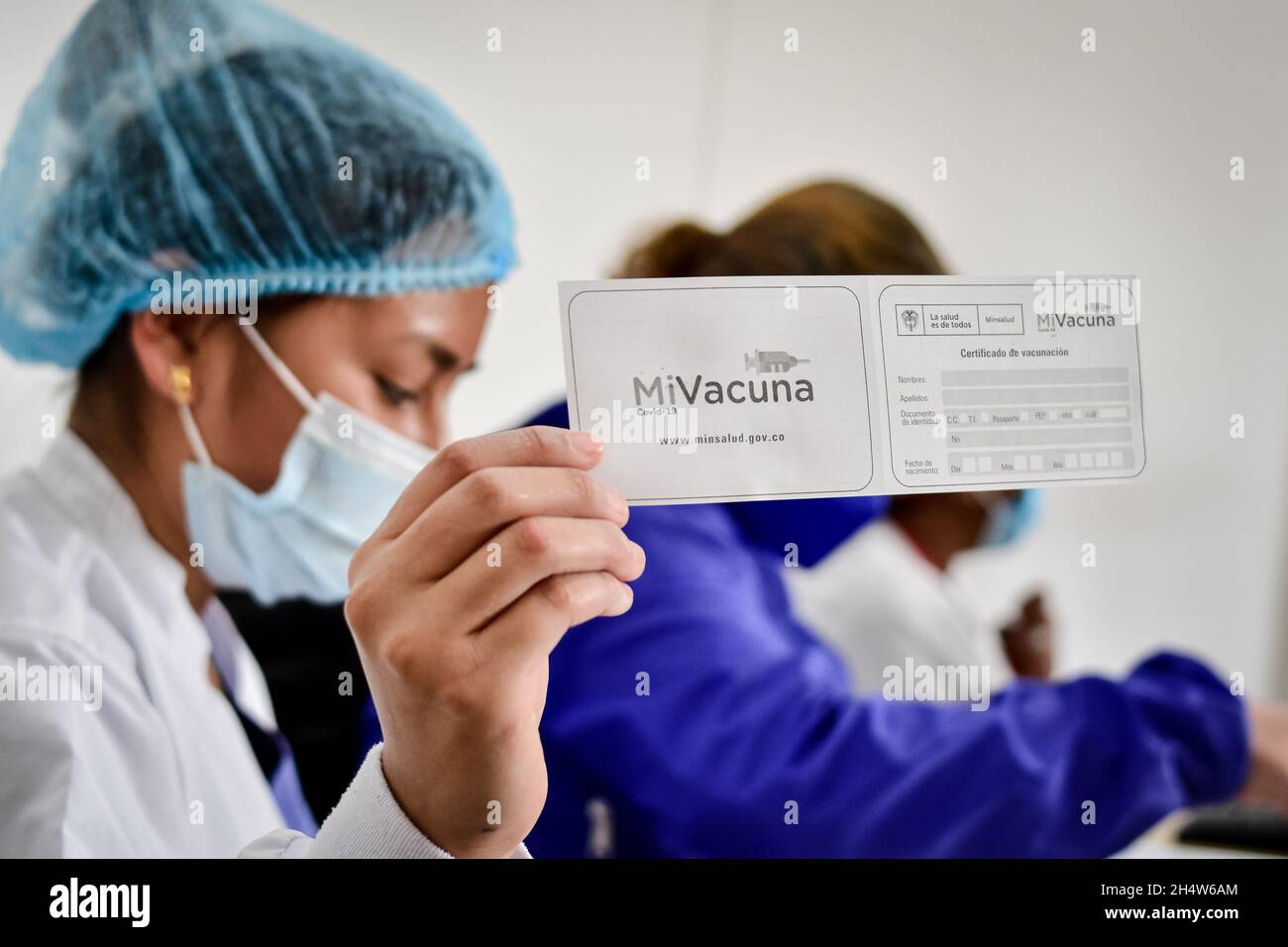 A nurse holds the 'Mi Vacuna' vaccination certificate against COVID-19 as the Colombian government begins to vaccinate children between ages 3 to 11 against the Coronavirus disease (COVID-19) with the China's SINOVAC vaccine, in Ipiales - Nariño, Colombia on November 3, 2021. Stock Photo