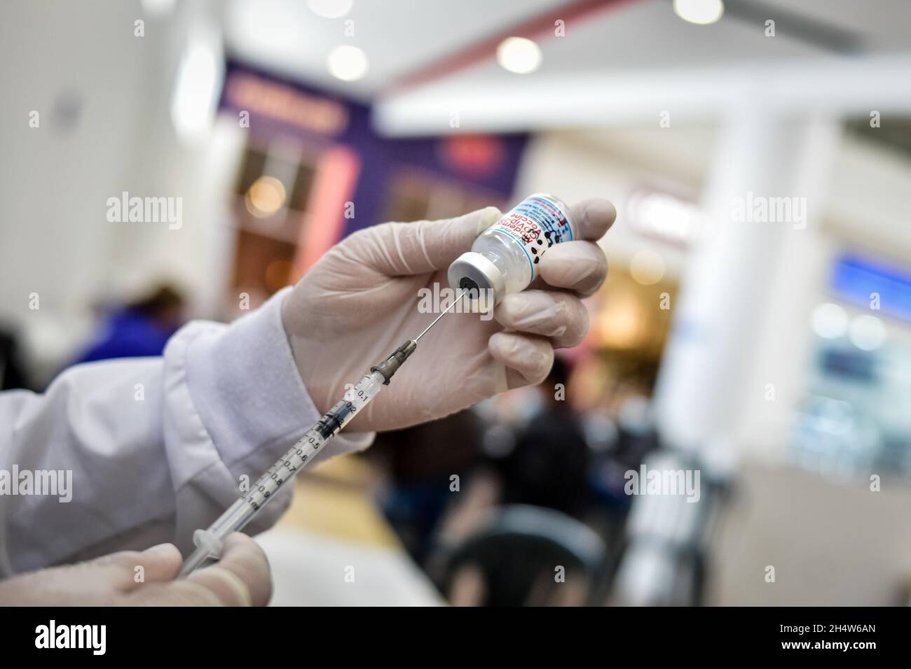 A nurse takes out a dose of the Moderna COVID-19 Vaccine as the Colombian government begins to vaccinate children between ages 3 to 11 against the Coronavirus disease (COVID-19) with the China's SINOVAC vaccine, in Ipiales - Nariño, Colombia on November 3, 2021. Stock Photo