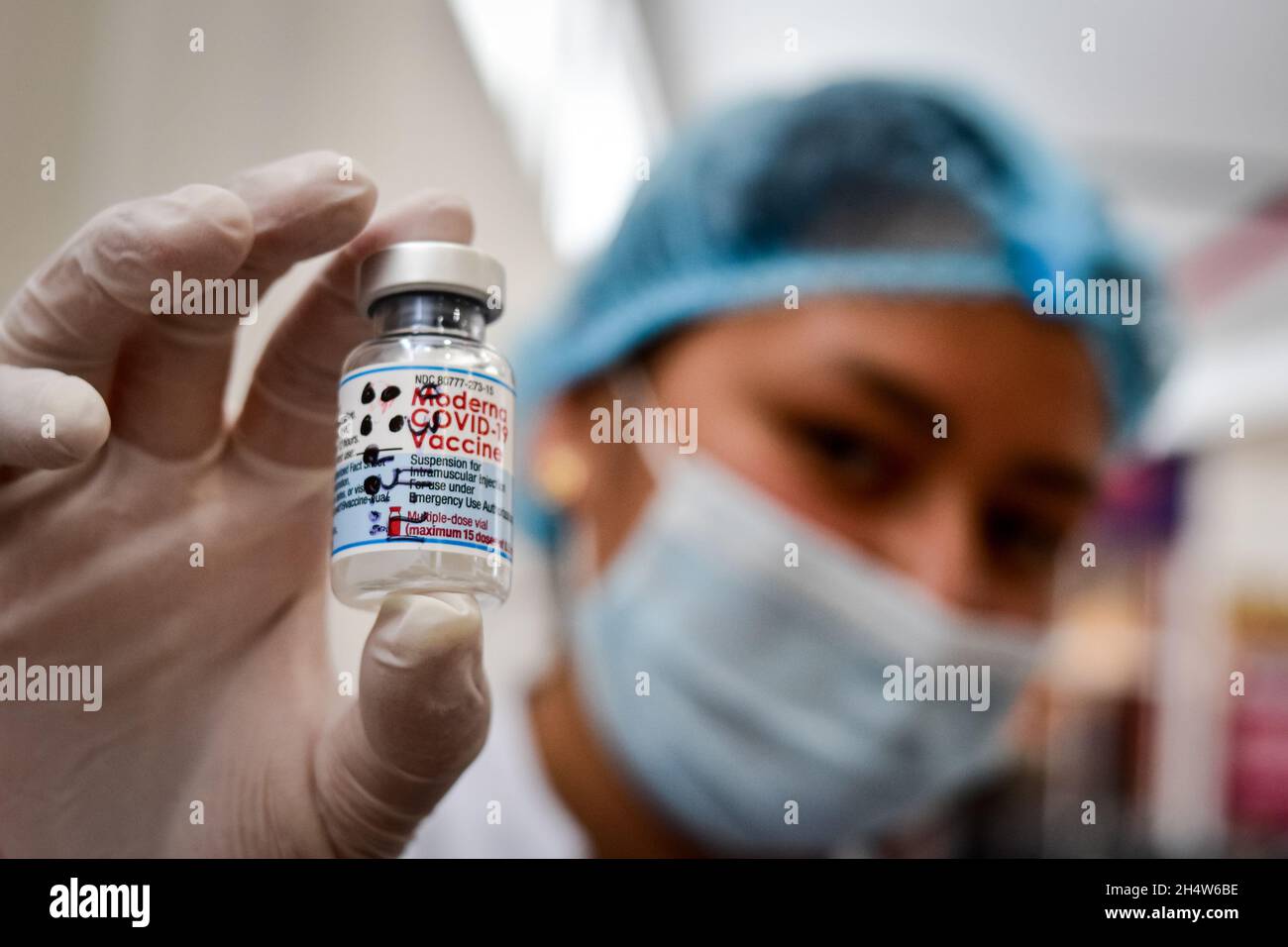 A nurse vaccinator holds a vial of the  Moderna COVID-19 Vaccine as the Colombian government begins to vaccinate children between ages 3 to 11 against the Coronavirus disease (COVID-19) with the China's SINOVAC vaccine, in Ipiales - Nariño, Colombia on November 3, 2021. Stock Photo