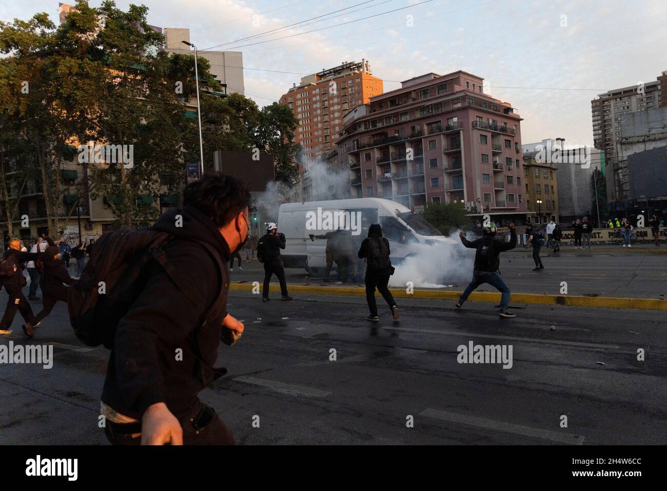Santiago, Metropolitana, Chile. 4th Nov, 2021. Clashes between protesters and the police during protests against the government of Sebastian Pinera, in Santiago, Chile. The protests come after the death of a Mapuche person during clashes in the southern region of Bio Bio after the Chilean government declared a state of emergency to reduce violence in that area of southern Chile. (Credit Image: © Matias Basualdo/ZUMA Press Wire) Stock Photo
