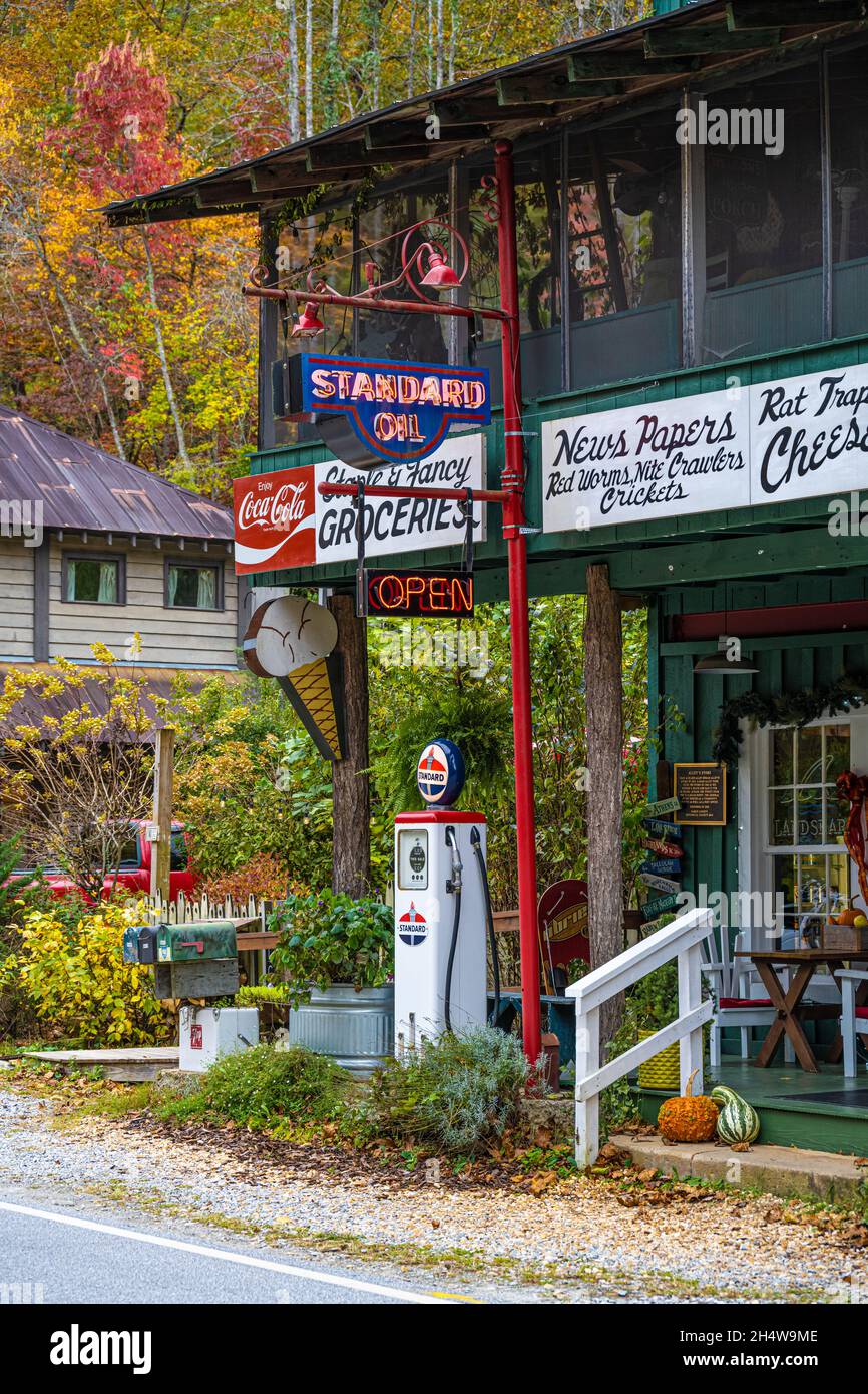 Annie's at Alley's Market & Deli on a colorful autumn day in Lakemont, Georgia. (USA) Stock Photo