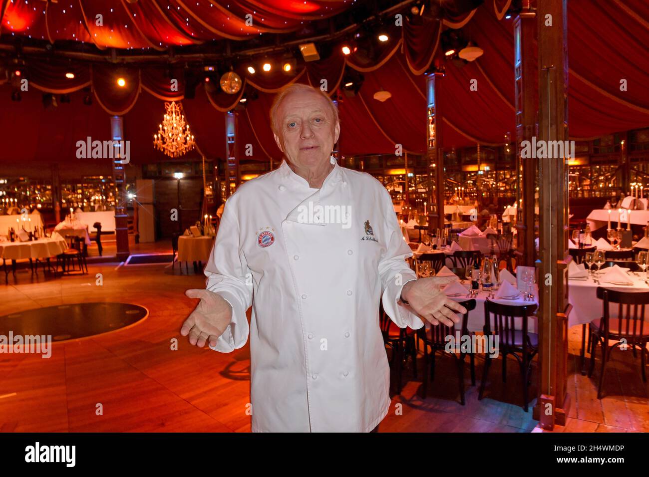 Munich, Germany. 04th Nov, 2021. Gastronome and TV chef Alfons Schuhbeck  smiles in front of the new show "Festival" in his mirror tent. Credit:  Ursula Düren/dpa/Alamy Live News Stock Photo - Alamy