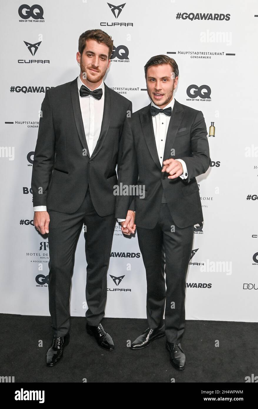 Berlin, Germany. 04th Nov, 2021. Jannik Schümann (r) and his friend Felix  Kruck arrive hand in hand at the GQ Men of the Year 2021 gala at the  Gendarmerie Berlin. The style