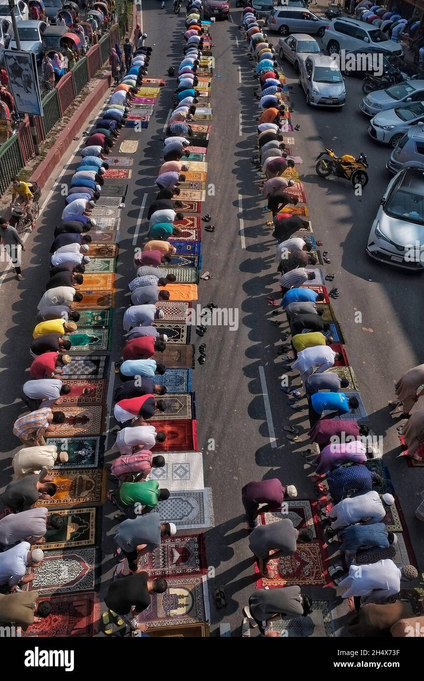 Dhaka, Bangladesh. 5th November 2021. A large number of People gathered for Friday Jumma prayer on the streets in Dhaka. Stock Photo