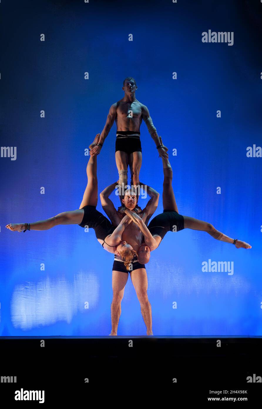 Memebers of dance/acrobatic company Circa performing during Wings of Desire, closing performance International Dance Festival, at Victoria Square in Birmingham Stock Photo - Alamy