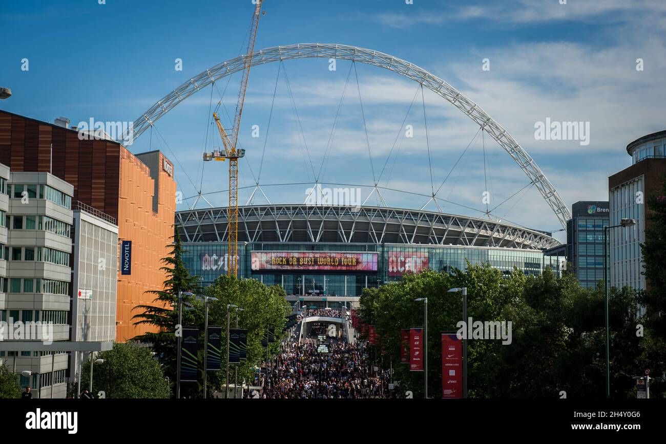 Wembley crowd concert hi-res stock photography and images - Alamy