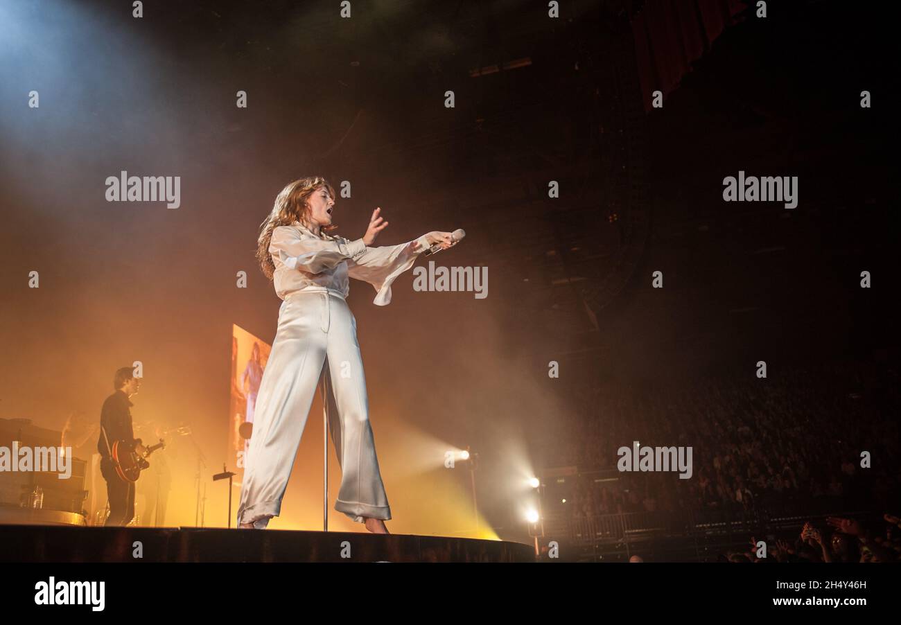 Florence welch performing hi-res stock photography and images - Alamy