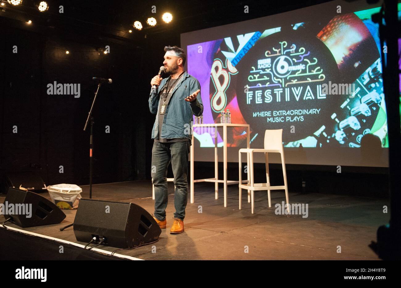 Shaun Keaveny intorducing comedians during 6Music Festival 2017 at Tramway in Glasgow, UK. Picture date: Saturday 25 March, 2017. Photo credit: Katja Ogrin/ EMPICS Entertainment. Stock Photo