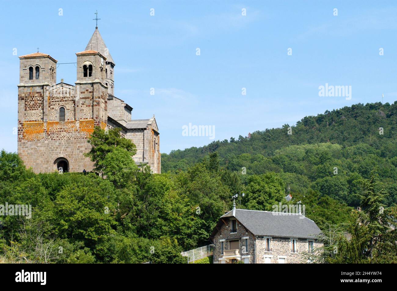 FRANCE, PUY-DE-D?ME (63), VOLCANS D'AUVERGNE REGIONAL NATURE PARK,  SAINT-NECTAIRE, SAINT-NECTAIRE CHURCH Stock Photo - Alamy