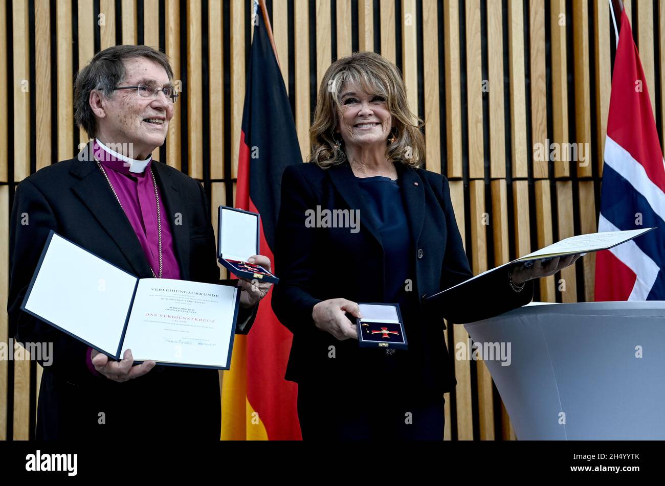 Oslo, Norway. 05th Nov, 2021. The singer and actress Wencke Myhre from Norway and Gunnar Stålsett, the former Bishop of Oslo, stand next to each other with the certificates in their hands after the awarding of the Federal Cross of Merit to them. Credit: Britta Pedersen/dpa-Zentralbild/dpa/Alamy Live News Stock Photo
