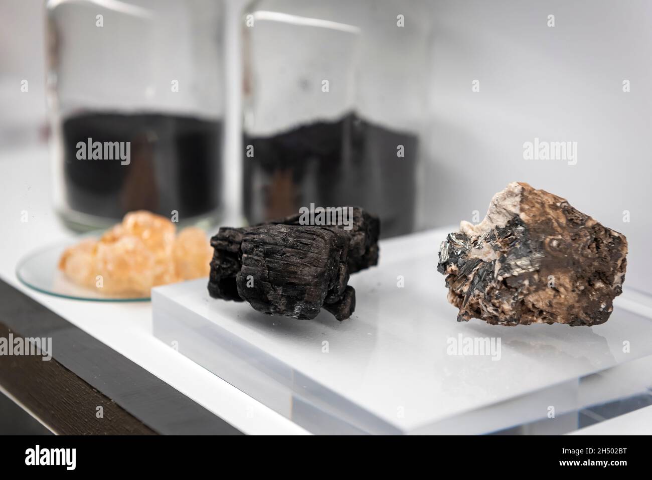 From left to right: carbon black powder, manganese black powder ...