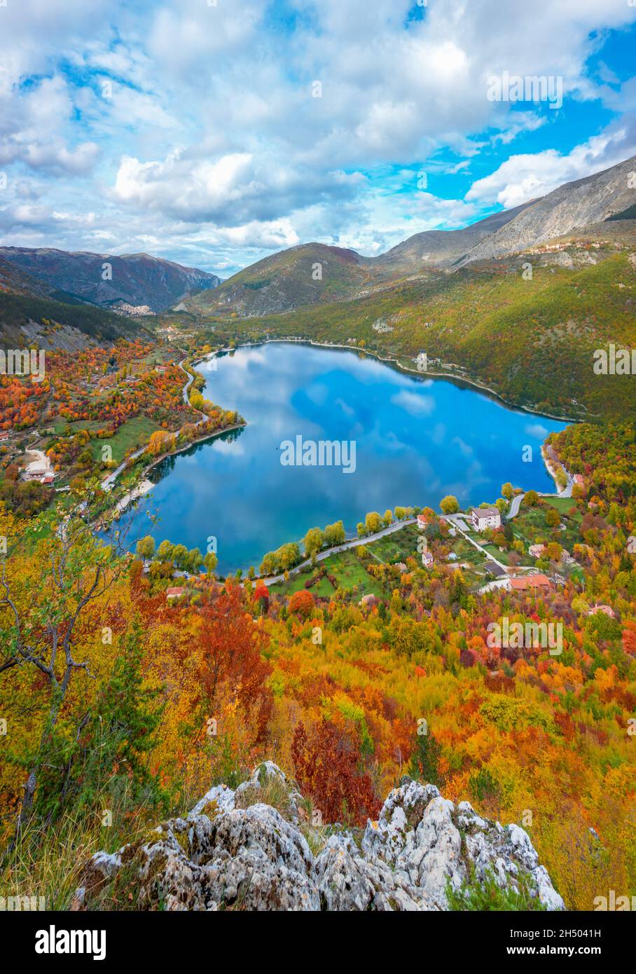 Lake Scanno (L'Aquila, Italy) - When nature is romantic: the heart - shaped lake on the Apennines mountains Abruzzo region, during the autumn foliage Stock Photo