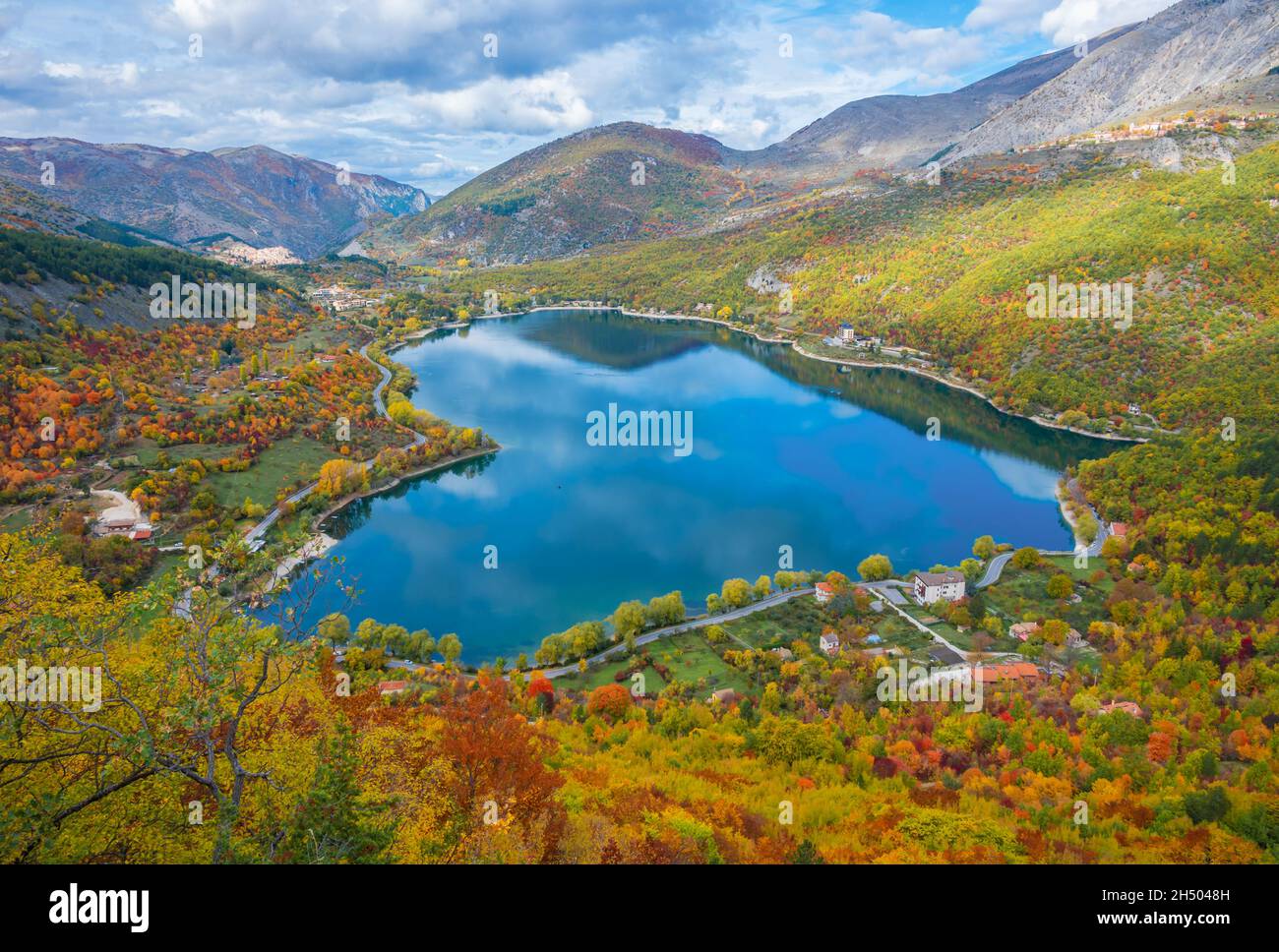 Lake Scanno (L'Aquila, Italy) - When nature is romantic: the heart - shaped lake on the Apennines mountains Abruzzo region, during the autumn foliage Stock Photo