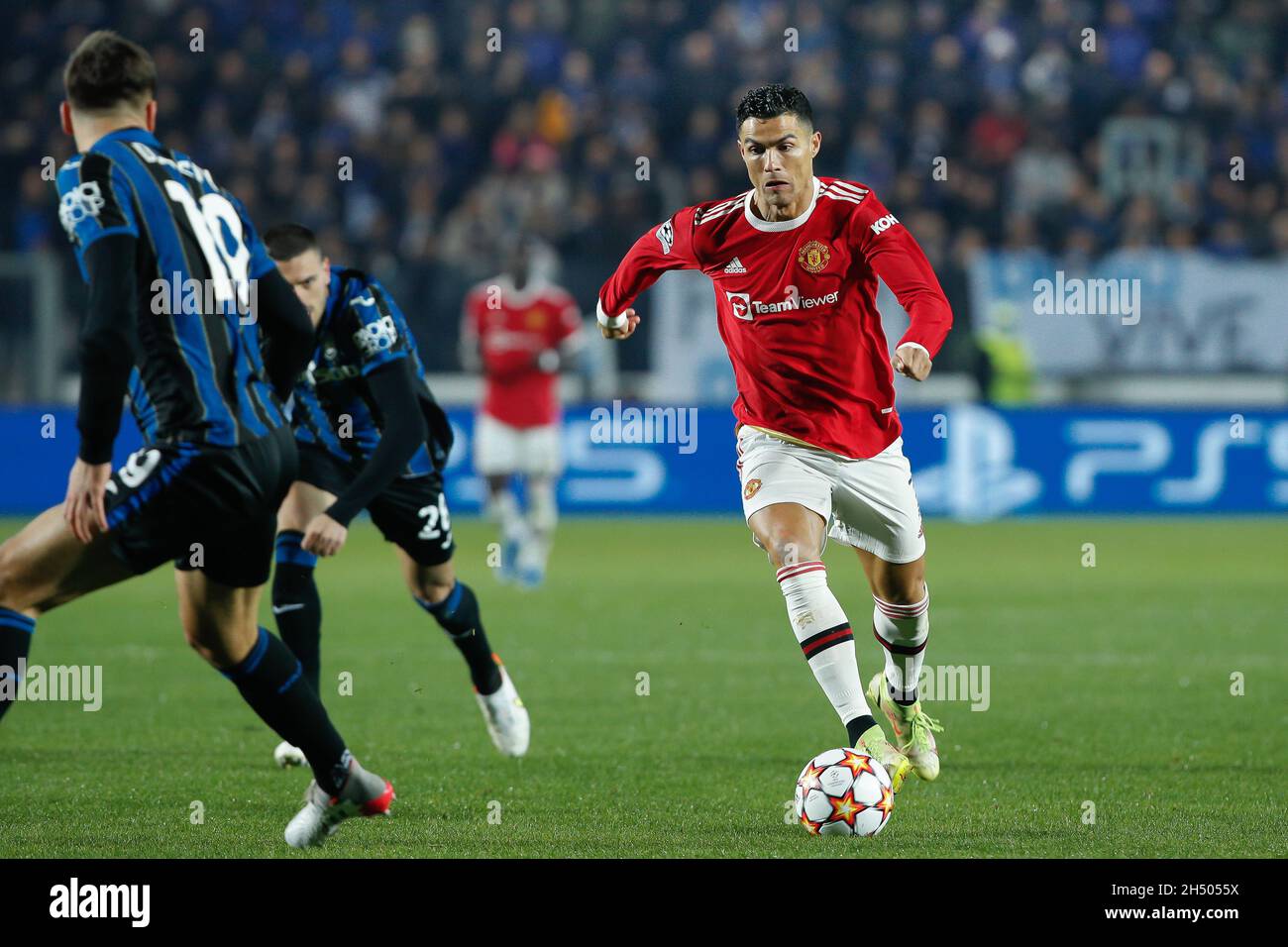 Italy, Bergamo, nov 2 2021: Cristiano Ronaldo (Manchester United striker) runs up the field in the second half during football match ATALANTA vs MANCHESTER UTD, UCL matchday 4 , Gewiss stadium (Photo by Fabrizio Andrea Bertani/Pacific Press/Sipa USA) Stock Photo