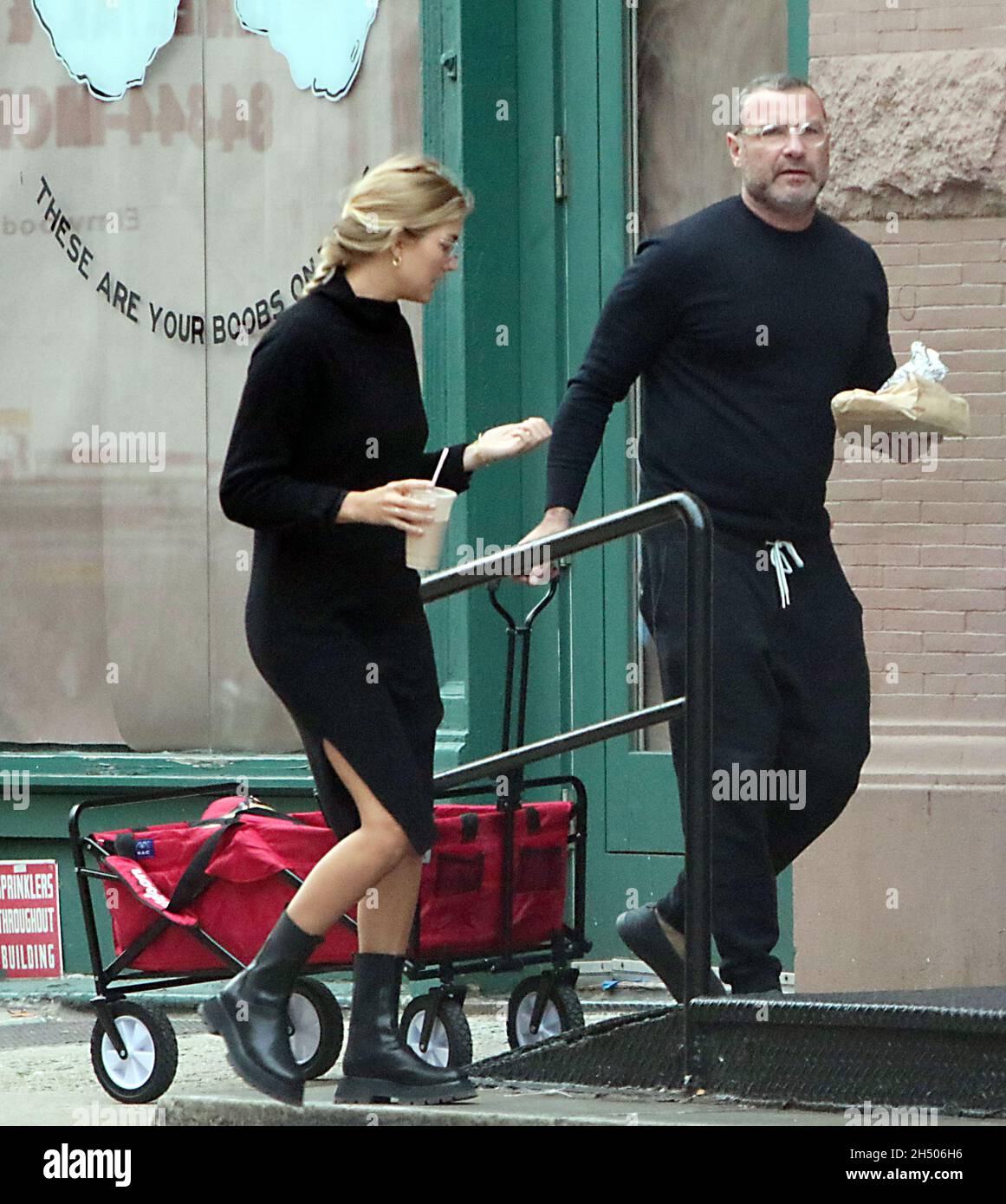 New York, NY, USA. 04th Nov, 2021. Liev Schreiber and Taylor Neisen