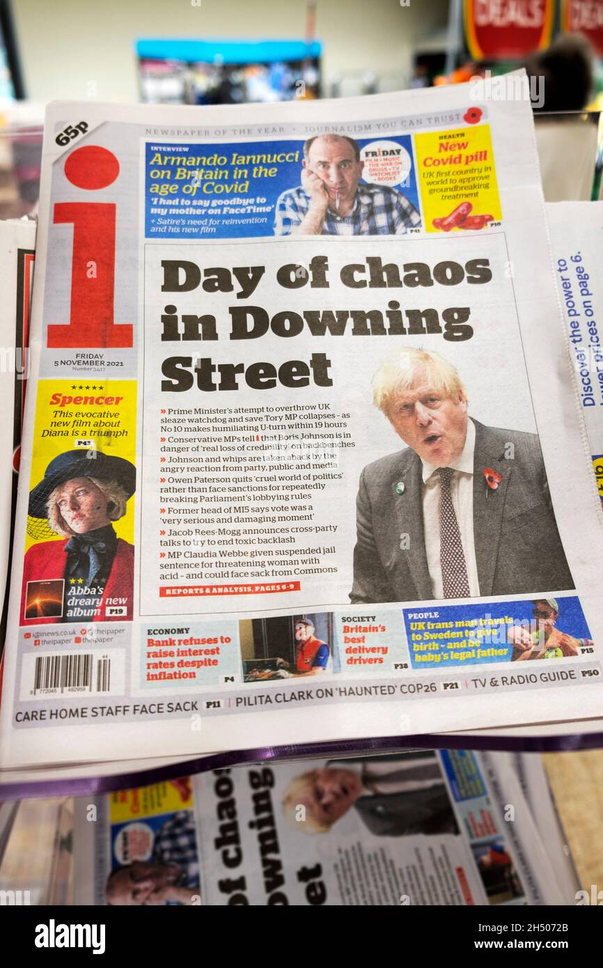 'Day of chaos in Downing Street' front page PM Boris Johnson i newspaper headline on newsstand on 5 November in London UK Great Britain Stock Photo