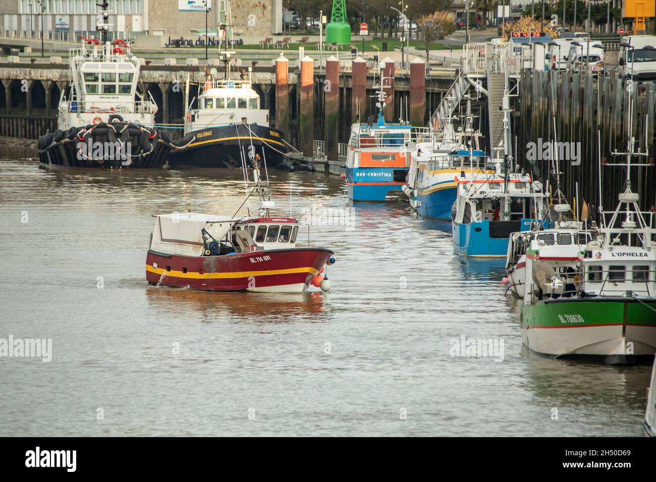 211105) -- PARIS, Nov. 5, 2021 (Xinhua) -- Fishing boats are seen early  morning in Boulogne-sur-Mer, Hauts-de-France, a coastal city in northern  France, Nov. 5, 2021. Britain's Brexit Minister David Frost and