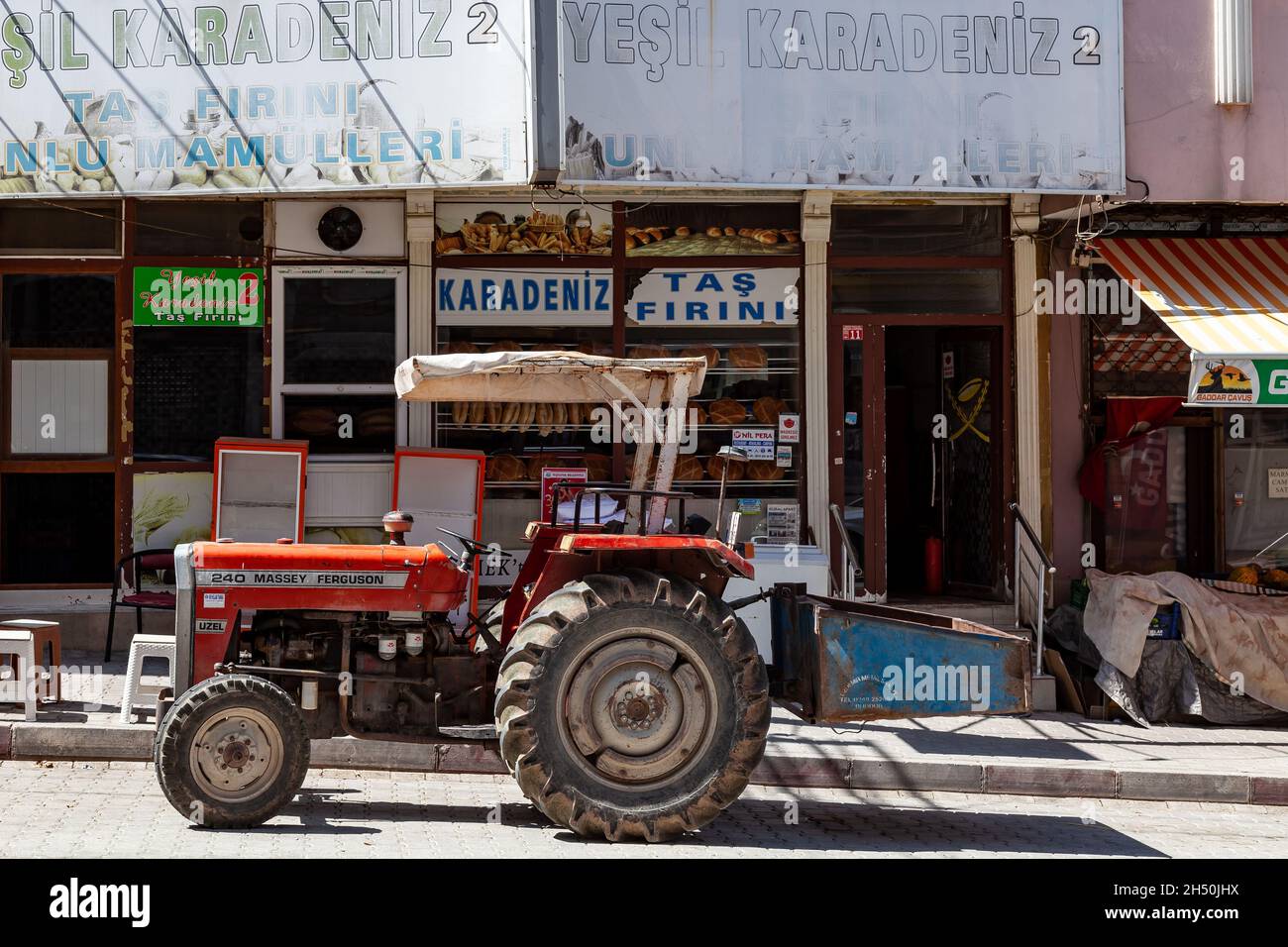 Pastor Distrust Case Massey ferguson 240 tractor hi-res stock photography and images - Alamy