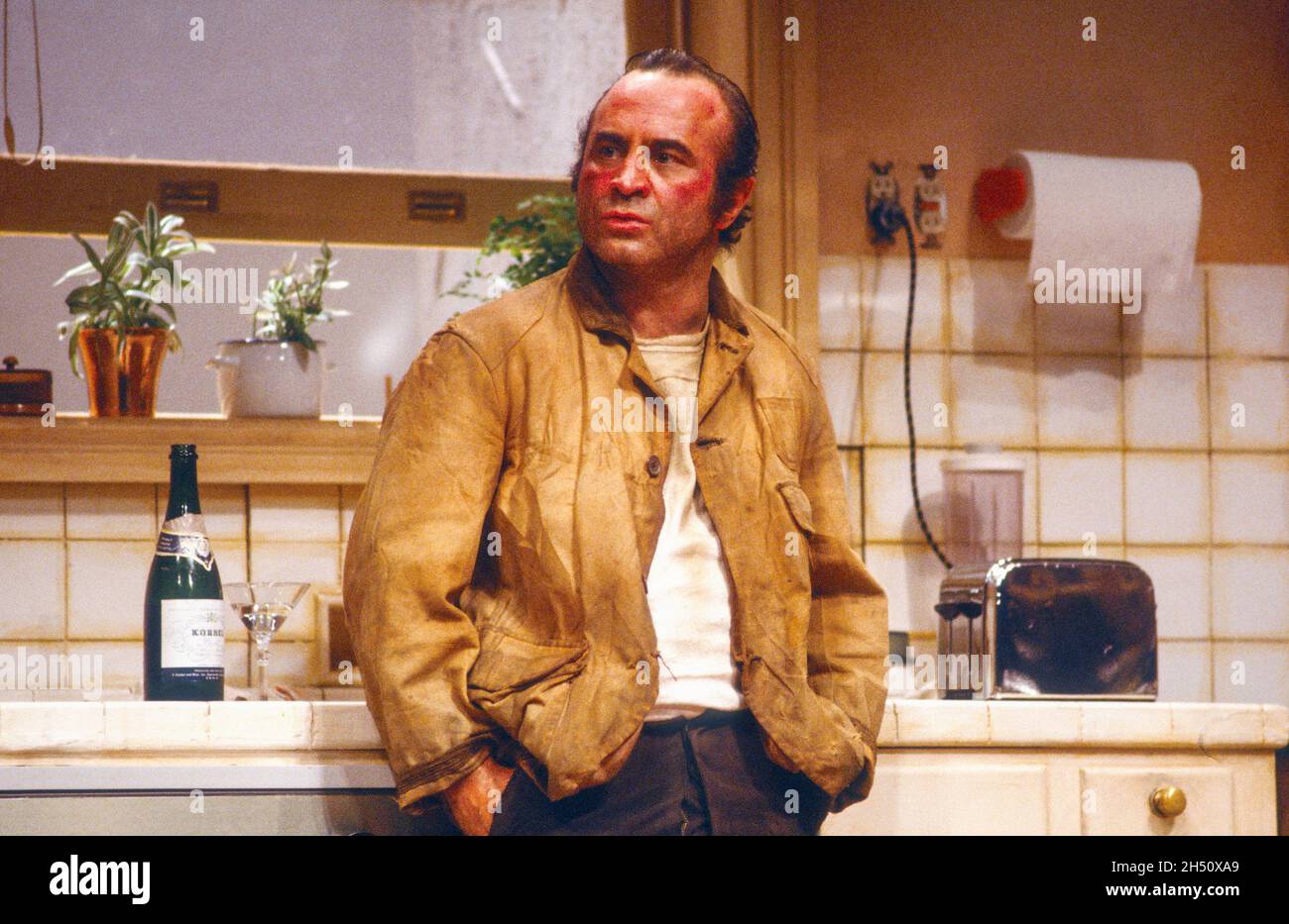 Bob Hoskins (Lee) in TRUE WEST by Sam Shepard at the Cottesloe Theatre, National Theatre (NT) London  10/12/1981  design: Grant Hicks  lighting: Rory Dempster  director: John Schlesinger Stock Photo